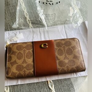 Coach Essential Slim Accordion Zip Wallet